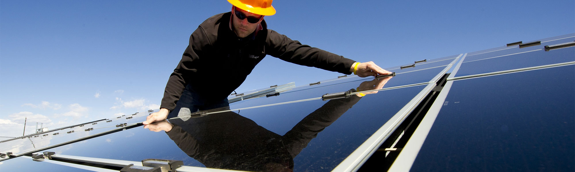 glean-free-solar-quote-man-installing-panels